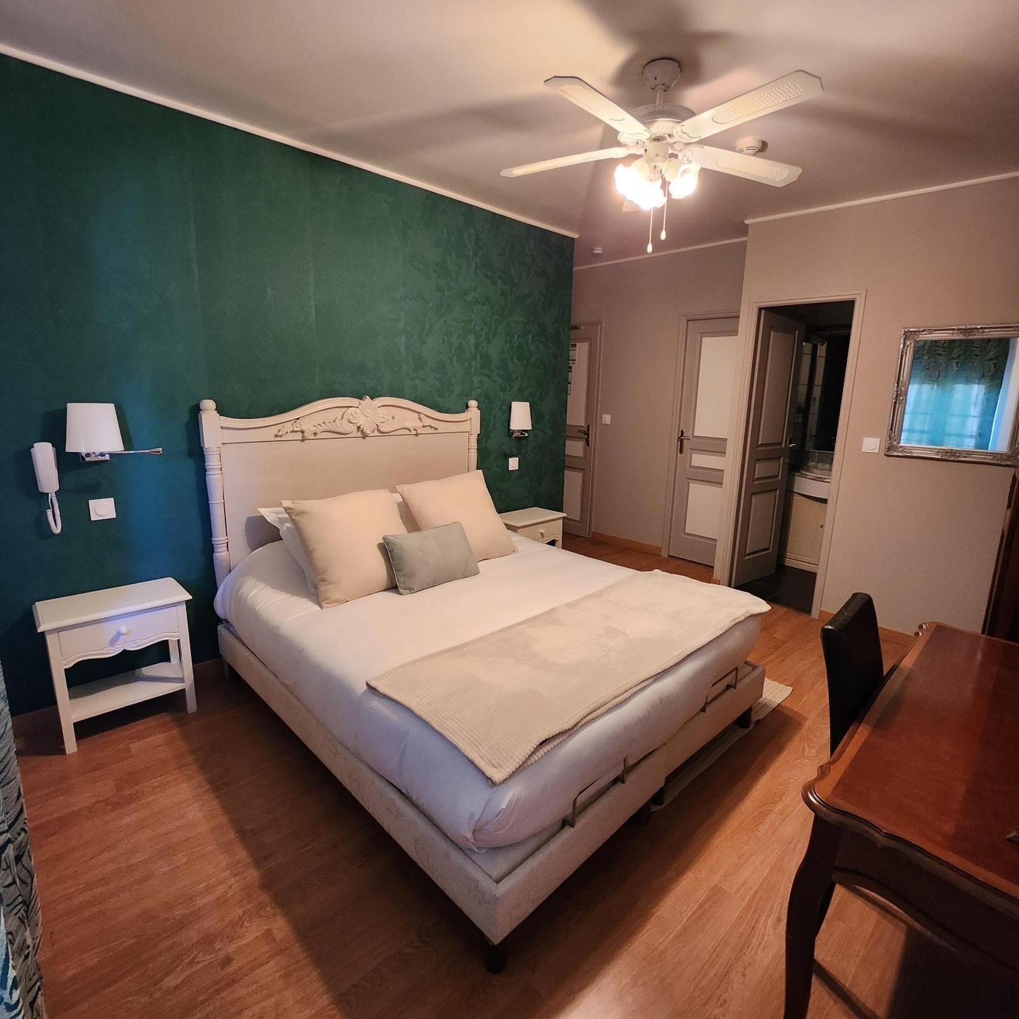 Hotel La Tour Perrier Eyrans-de Soudiac Kültér fotó